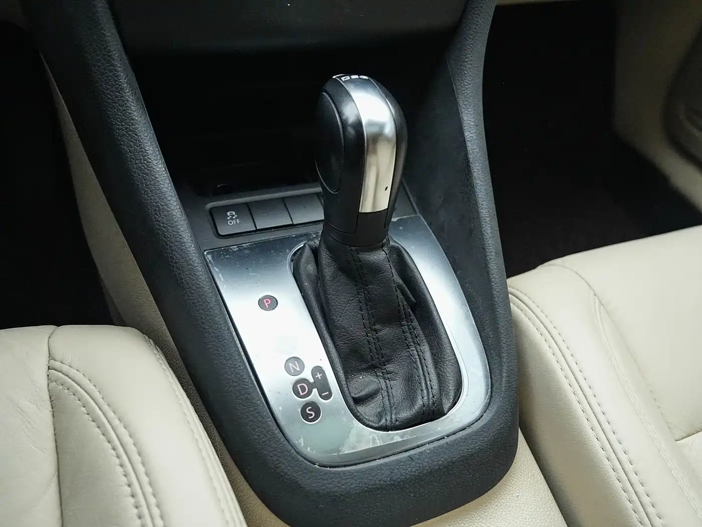 Volkswagen Golf 2011 2011 Model 1.6 Automatic Comfort