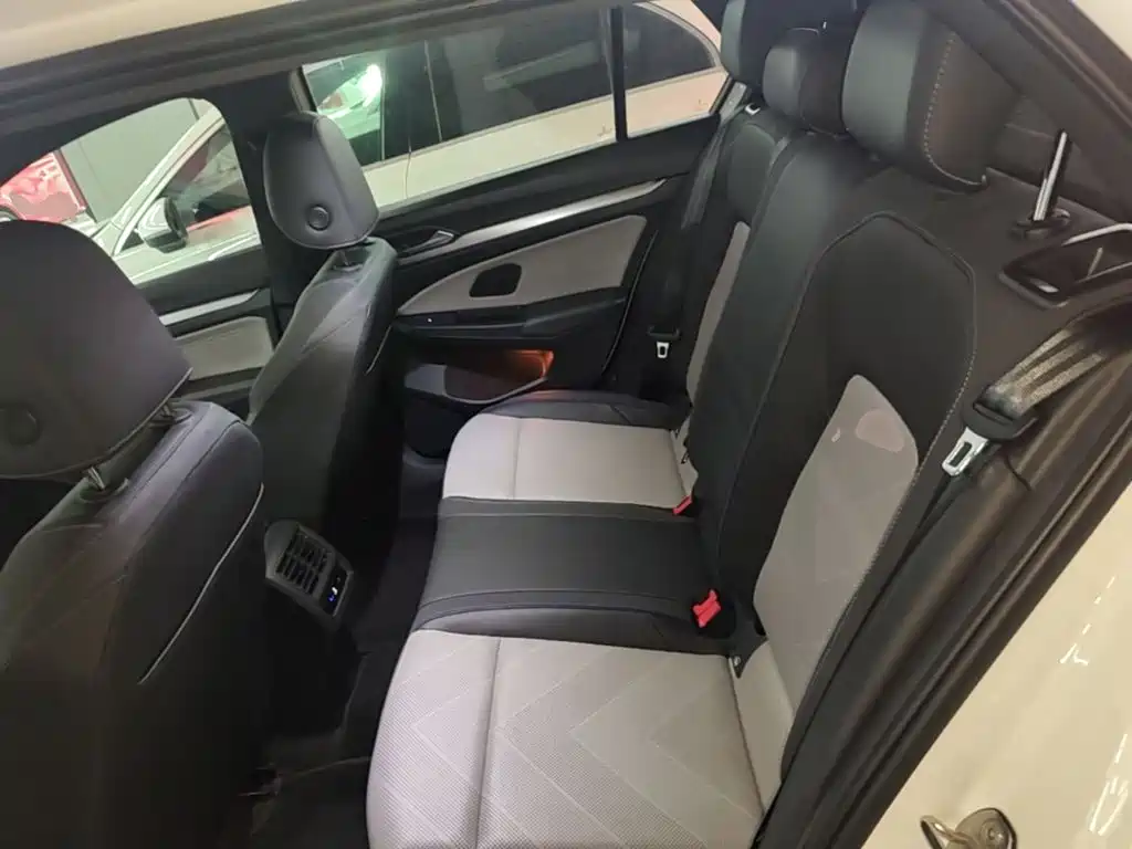 Volkswagen Golf 2025 2025 300TSI R-Line