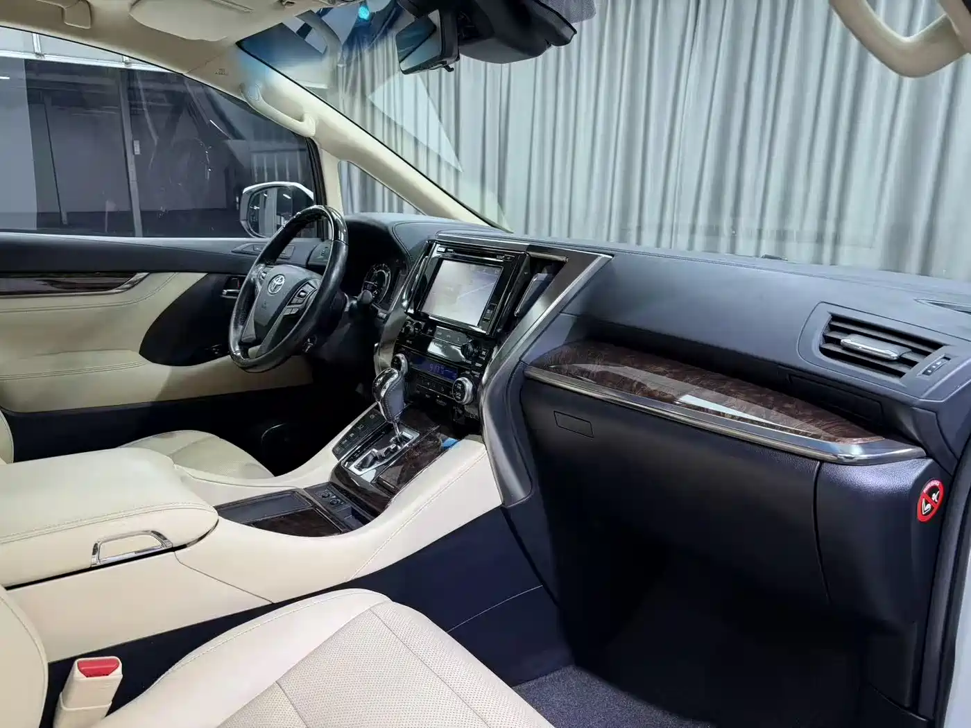 Toyota Vellfire 2019 Hybrid 2.5L HV Luxury Edition фото 7