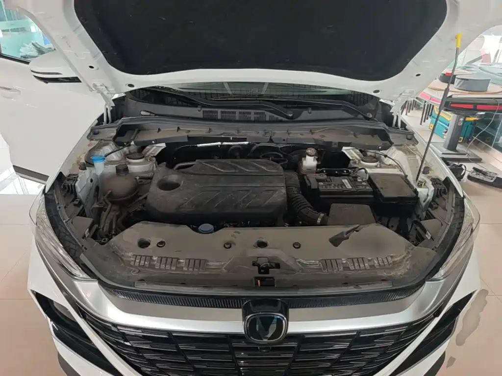 Фото 20 - Changan CS75