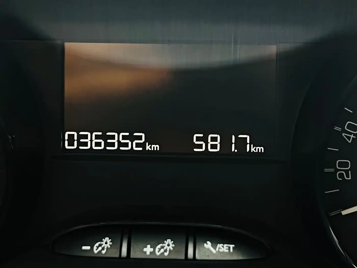 Peugeot 2008 2014 1.6L Automatic Trend Edition фото 10