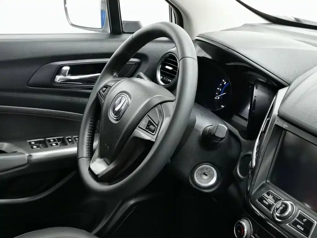Фото 22 - Changan CS15