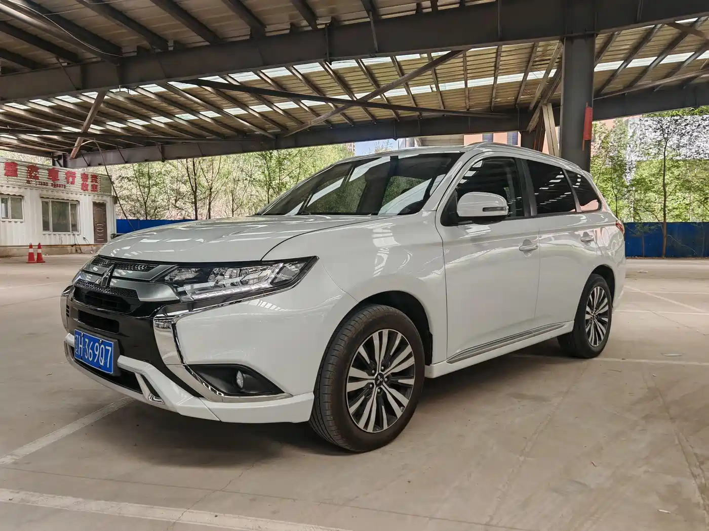 MITSUBISHI OUTLANDER