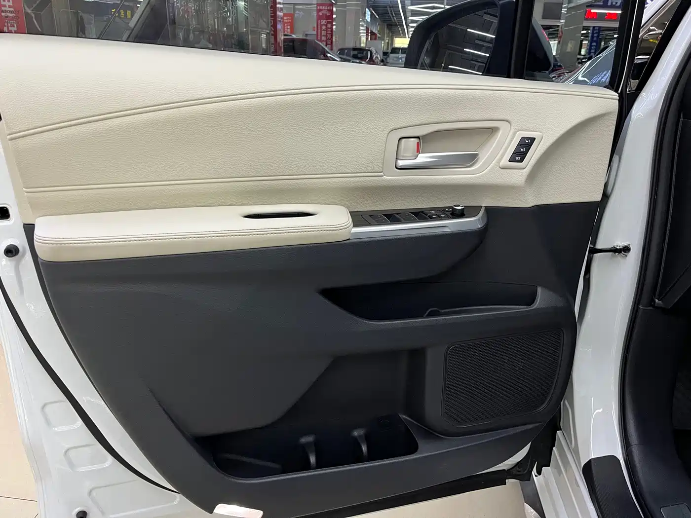 Photo 4 - Toyota Granvia