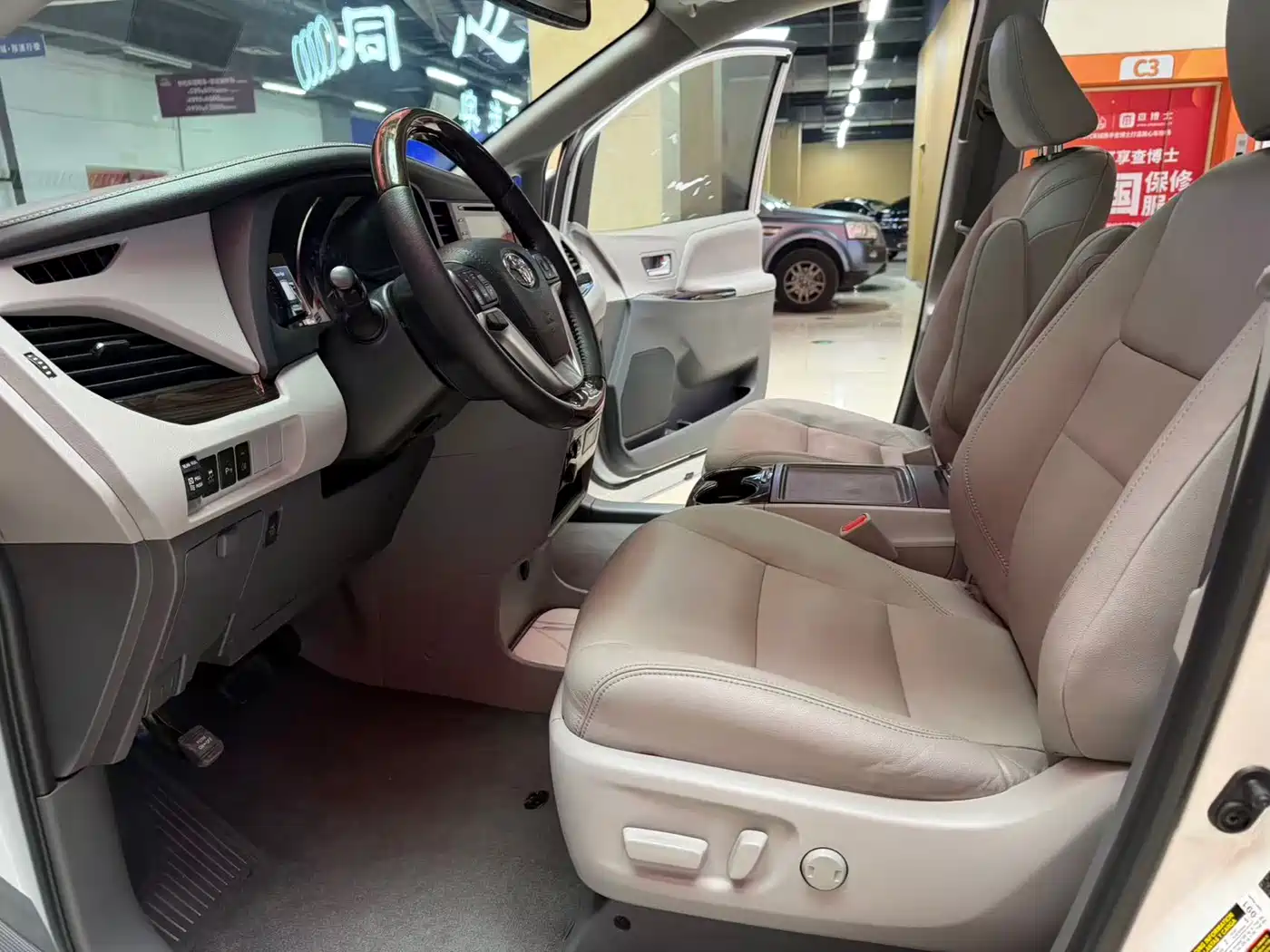 Toyota Sienna 2015 3.5L 2WD LE фото 11