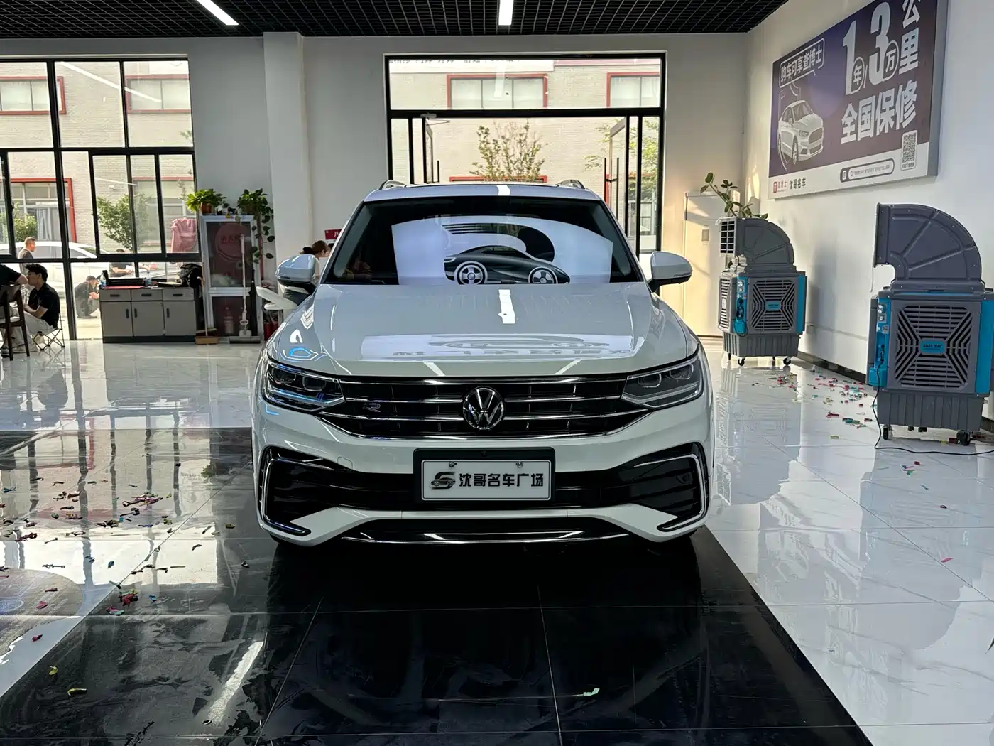 Photo 2 - Volkswagen Tiguan L