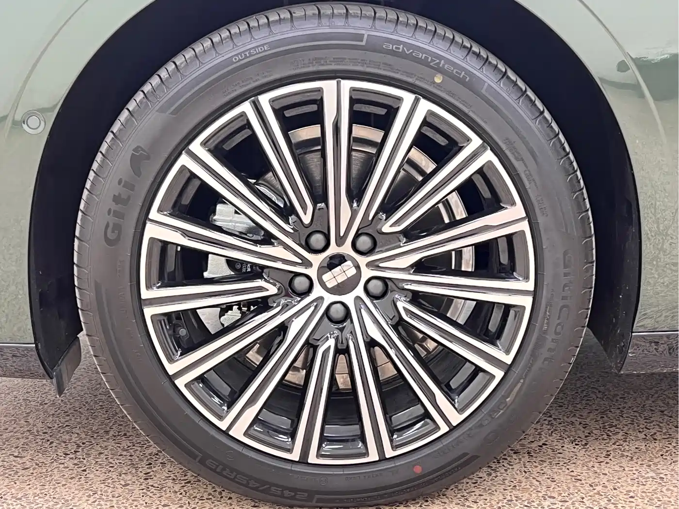 Geely Galaxy Galaxy Xingyao 8 2025 Model 130km EM-i Flagship Edition фото 9