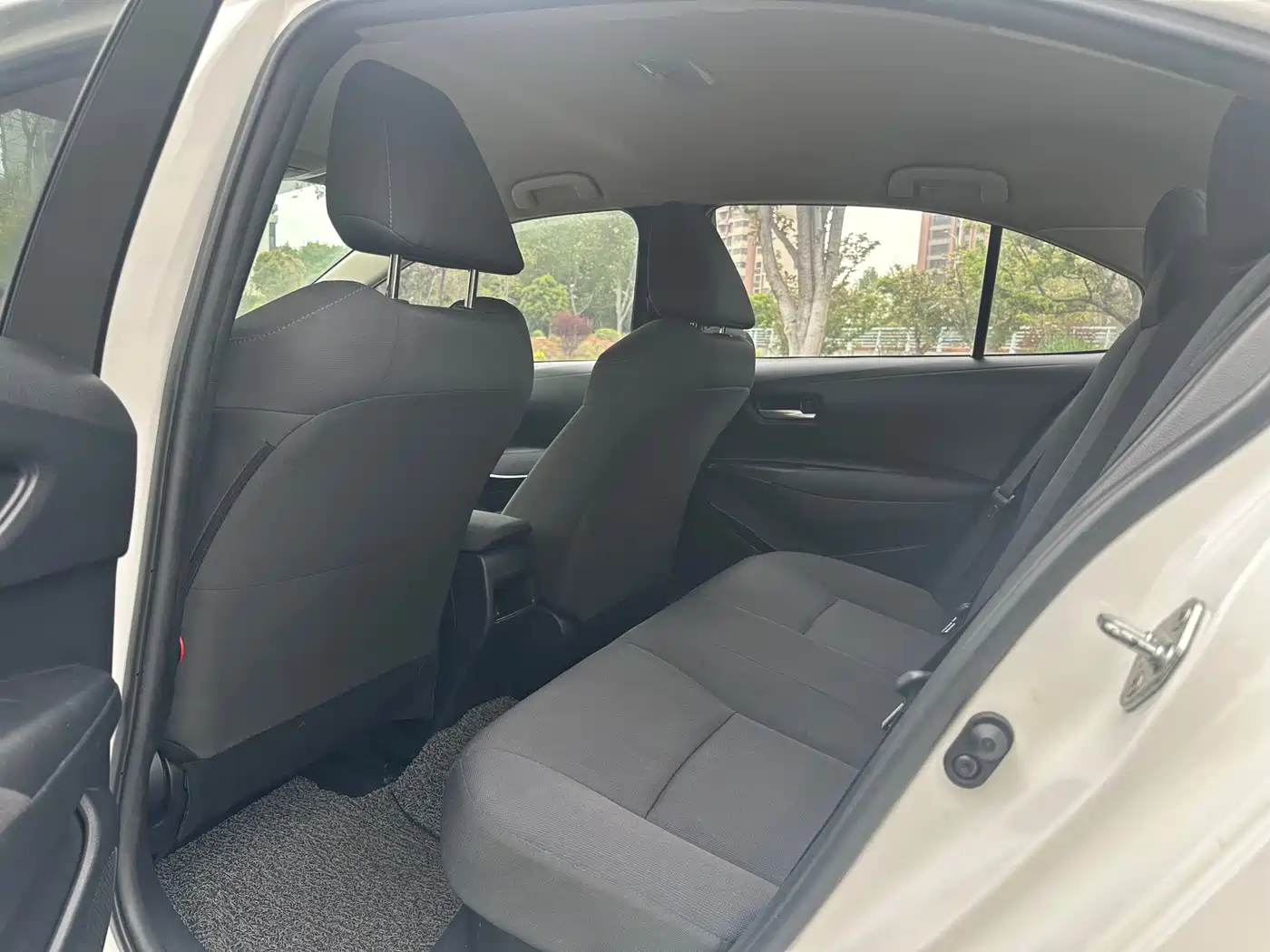 Toyota Corolla 2021 Hybrid 1.8L E-CVT Pioneer Edition фото 5