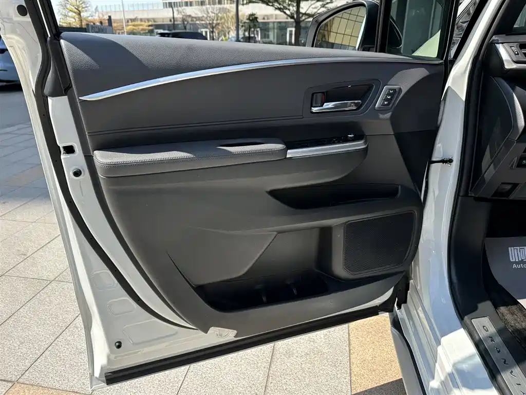 Toyota Granvia 2023 2.5L Hybrid Flagship VIP Edition фото 24