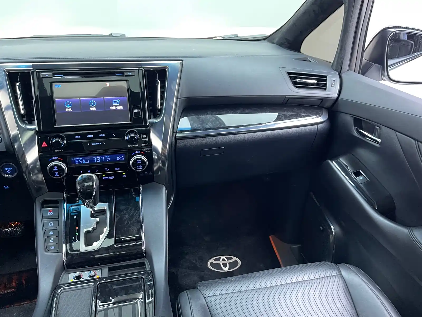 Фото 7 - Toyota Vellfire