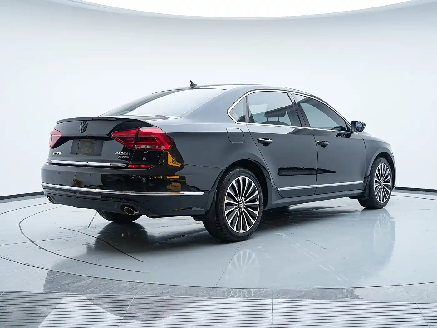 Volkswagen Passat 2016 330TSI DSG Executive Edition фото 24