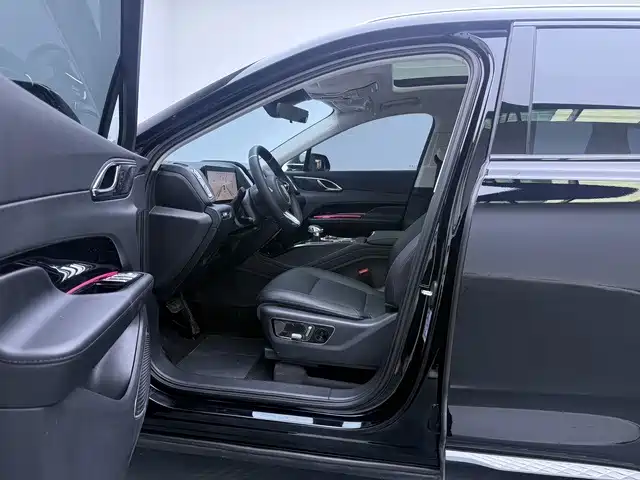 صورة 13 - Hongqi HS3 PHEV