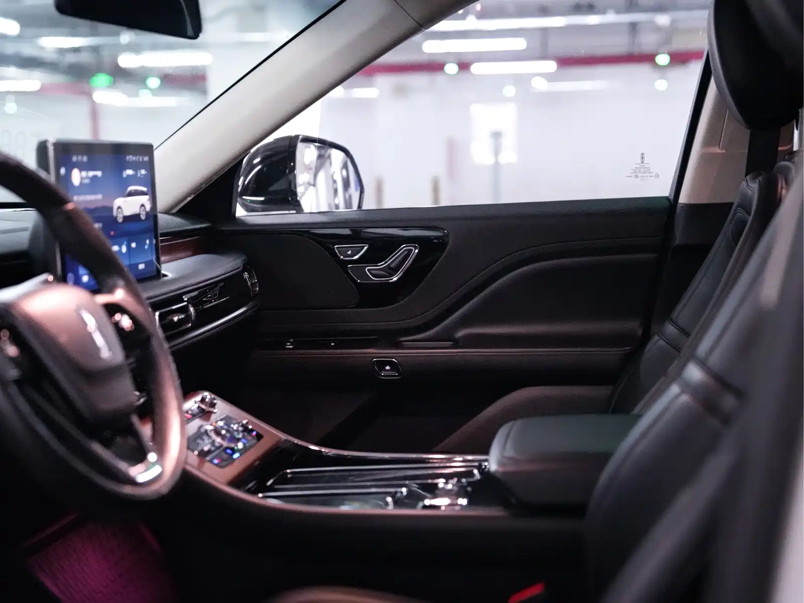 Photo 13 - Lincoln Aviator