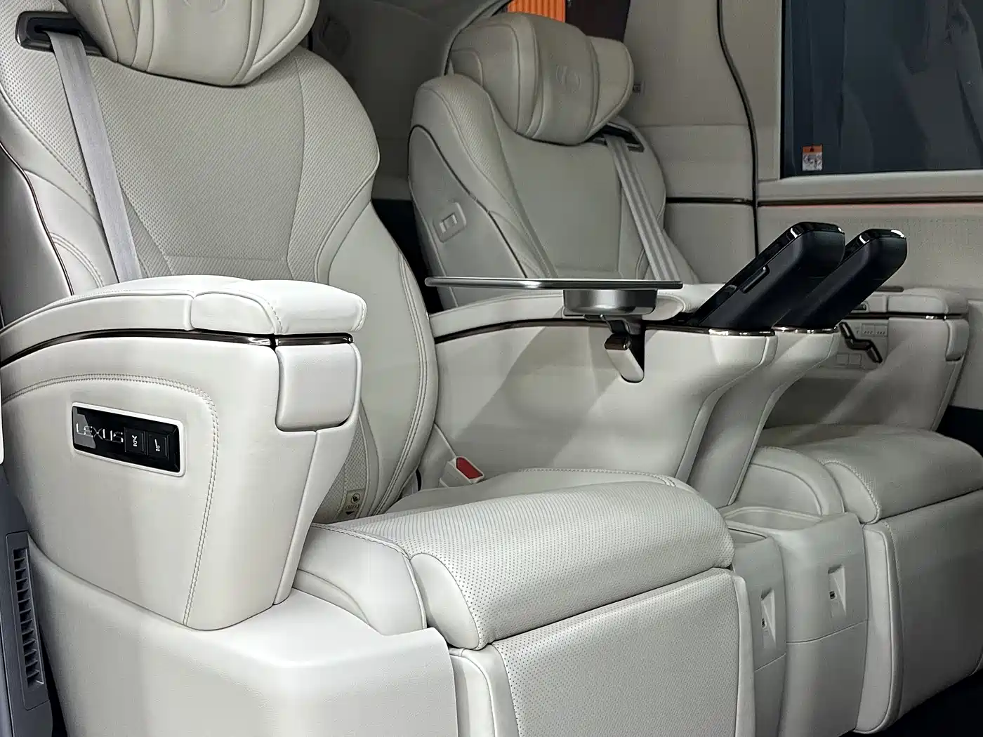 Lexus LM 2025 Model 500h Six-Seater Prestige Edition фото 16