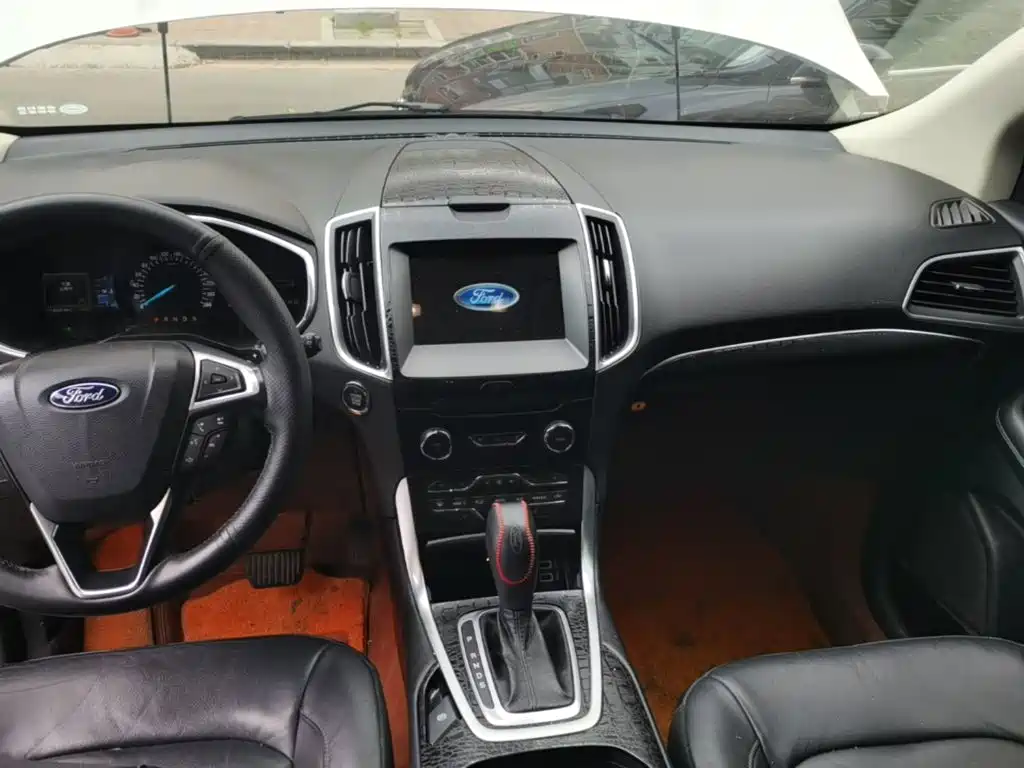Фото 13 - Ford Edge