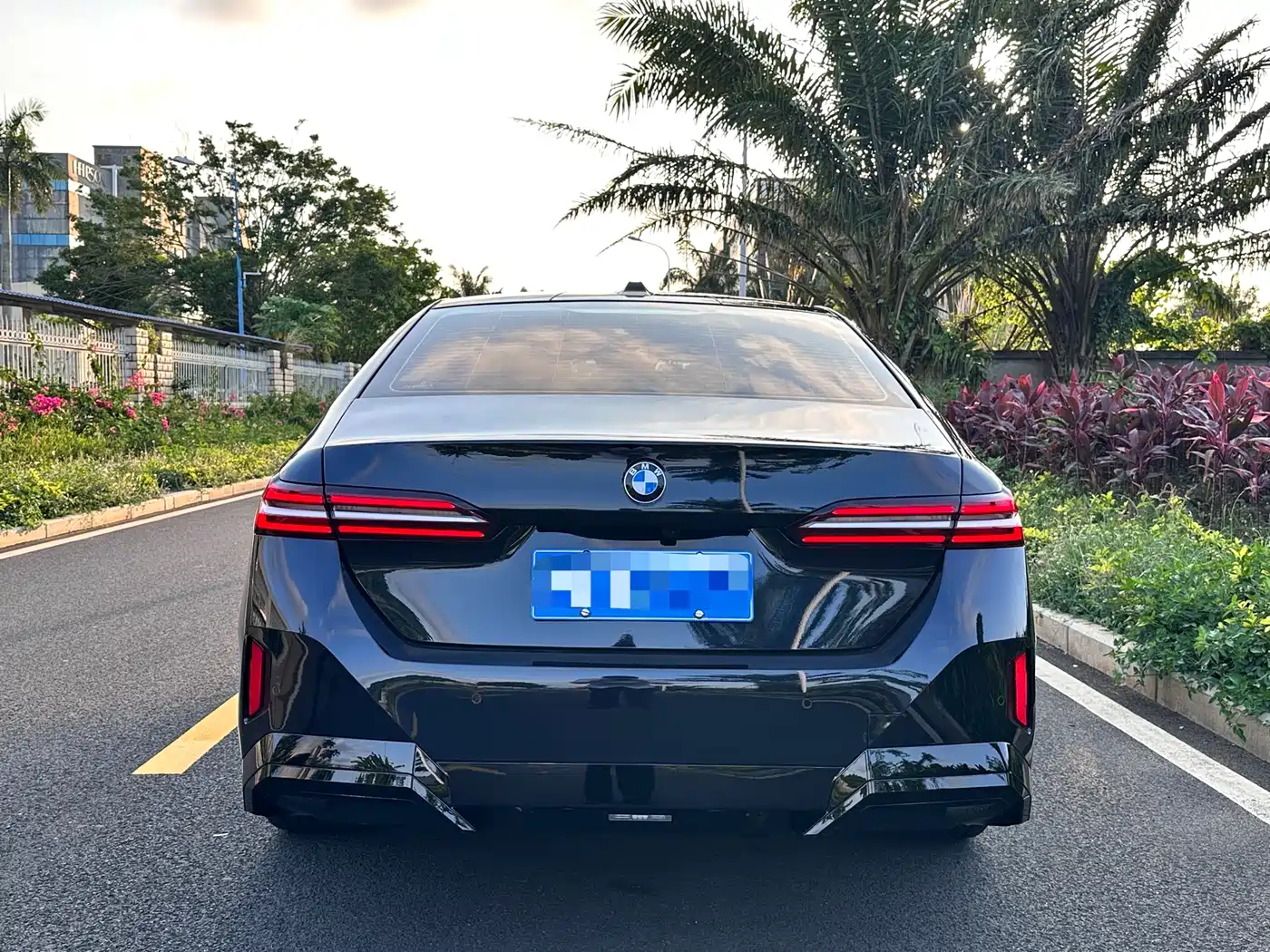 BMW 5 Series 2025 530Li Leading M Sport Package фото 9