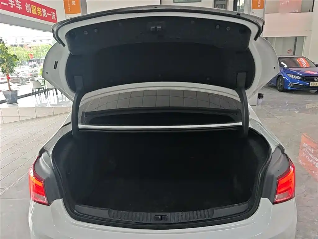 Buick Verano 2018 Sedan 20T Dual Clutch Leading фото 19