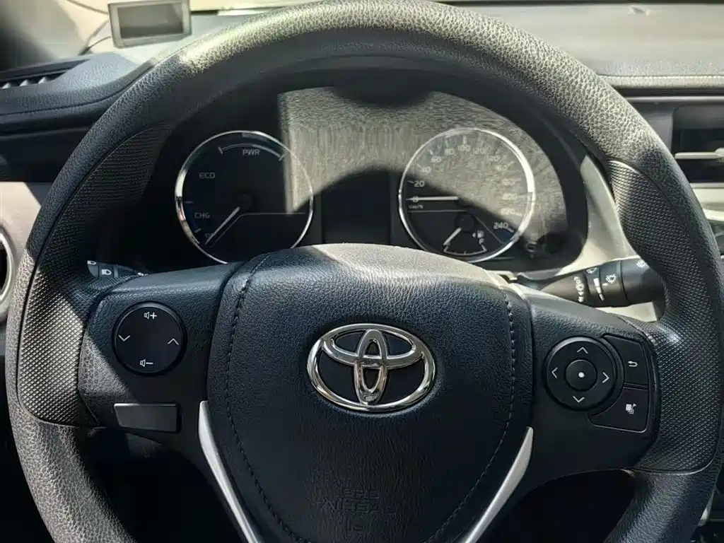 Toyota Corolla Twin Engine E+ 2019 1.8L E-CVT Leading Edition фото 5