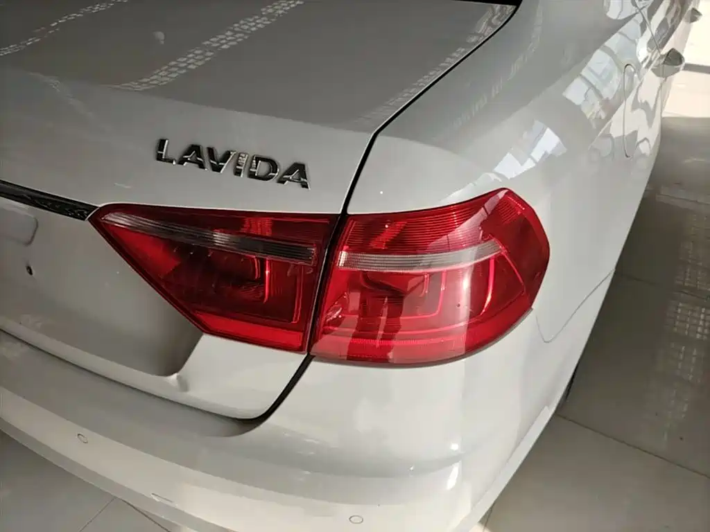 Volkswagen Lavida 2013 Facelift Classic 1.6L Automatic Comfort фото 8