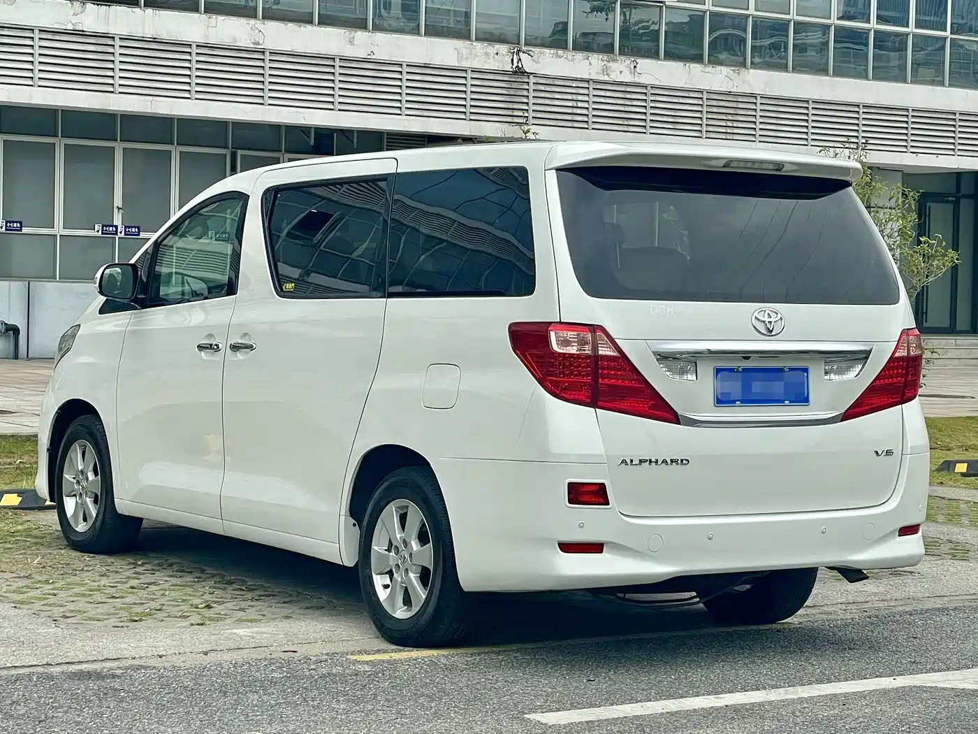 Toyota Alphard 2011 3.5L Luxury Edition фото 4