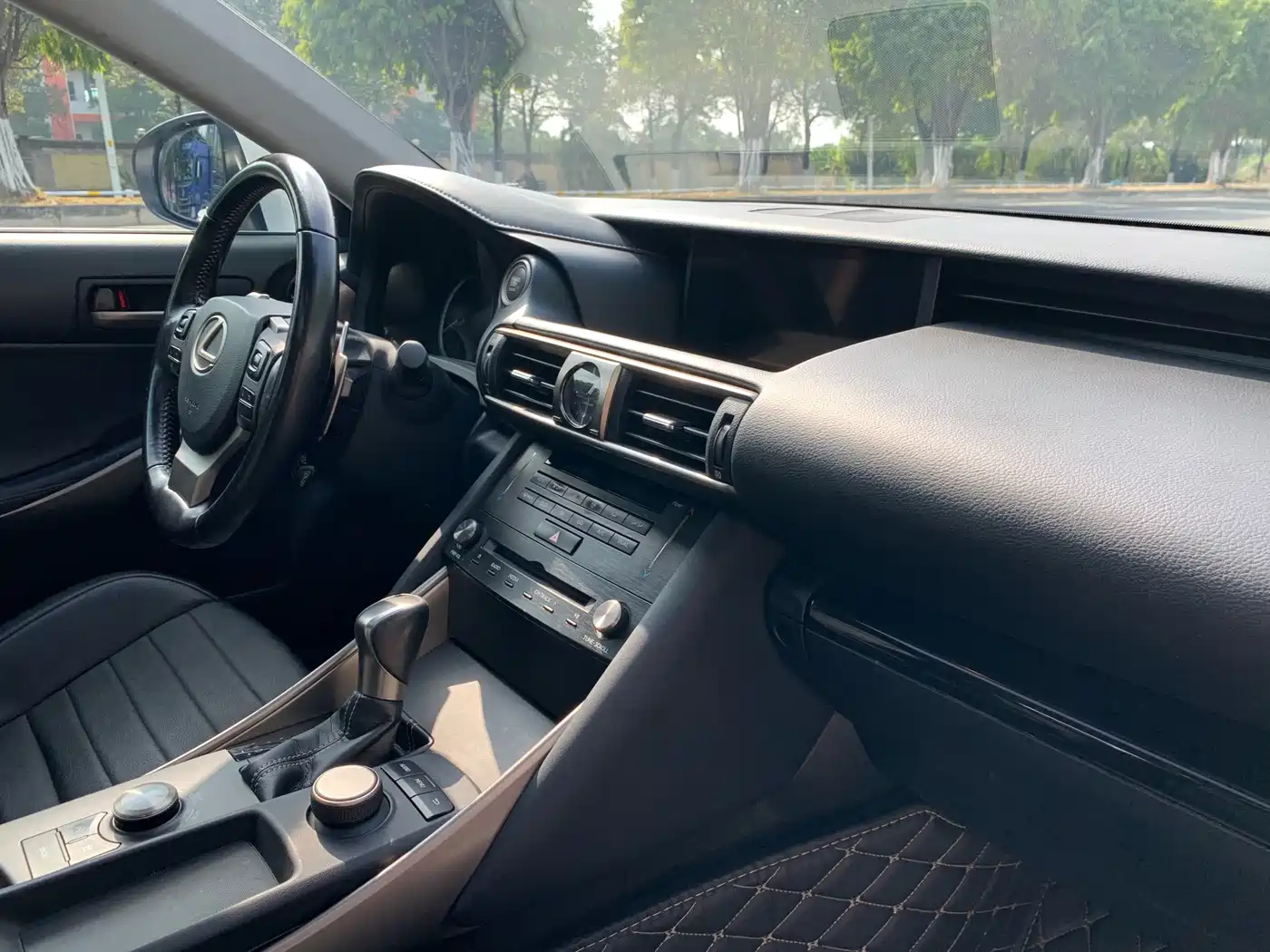 Lexus IS 2017 300 Fashion Edition фото 12
