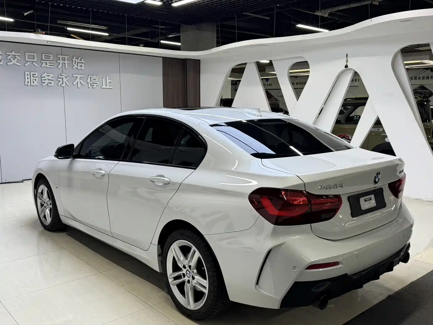 BMW 1 Series 2023 120i M Sport Shadow Edition фото 4