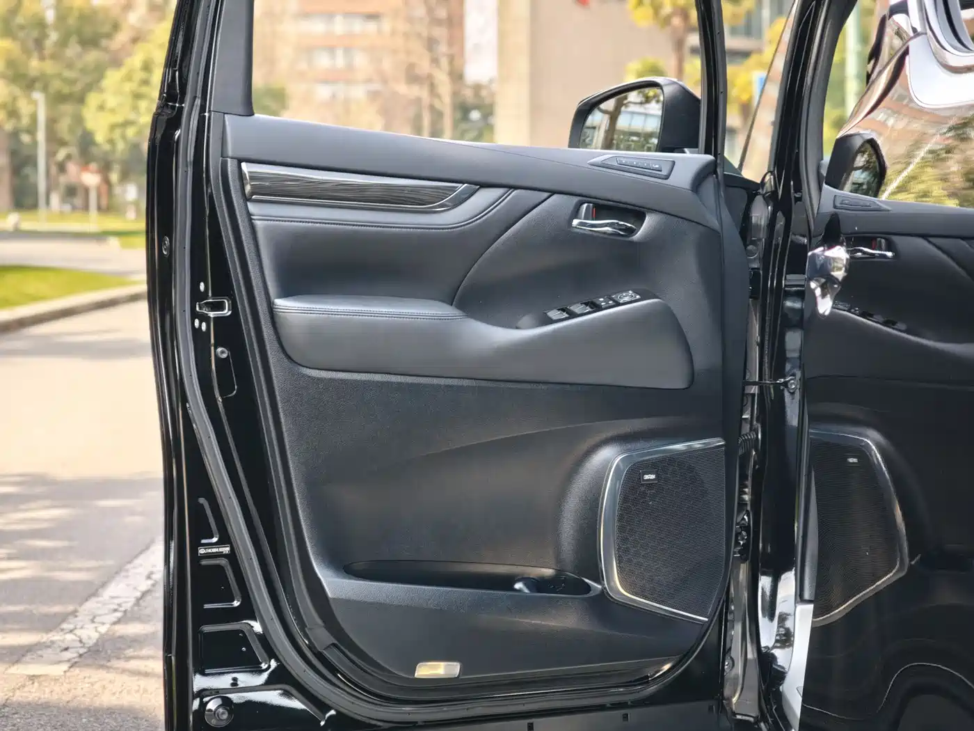 Lexus LM 2020 300h Seven-Seater Elegance Edition фото 25
