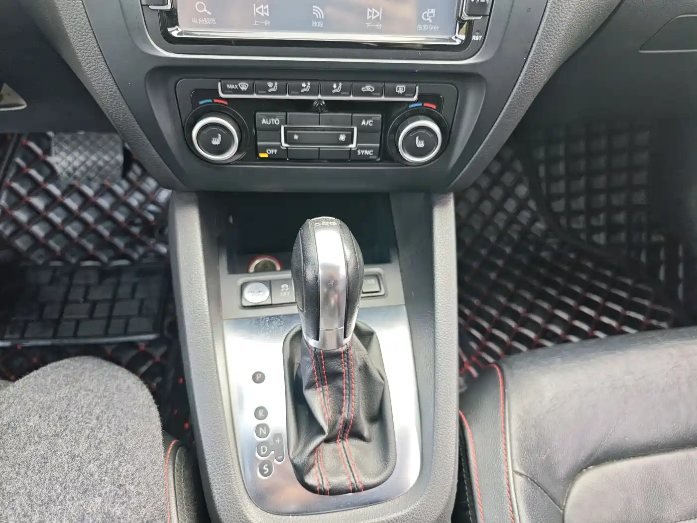 Volkswagen Sagitar 2013 2.0TSI GLI фото 16