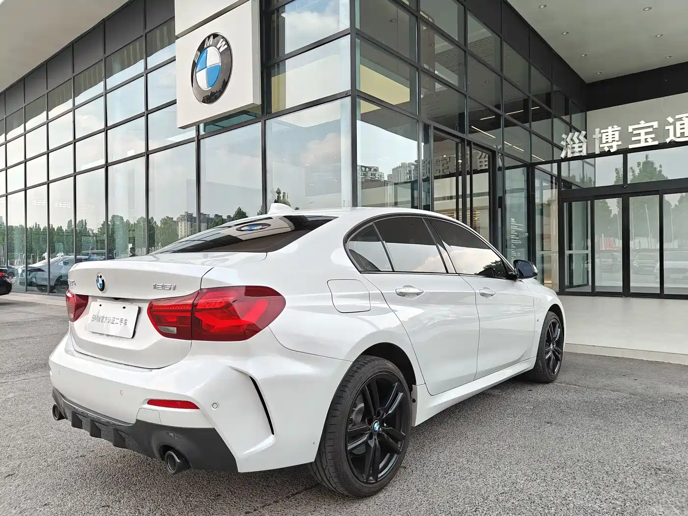 BMW 1 Series 2023 125i M Sport Shadow Edition фото 4