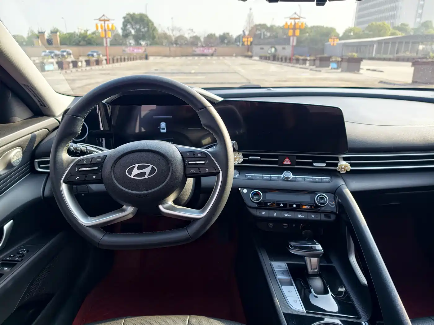 Hyundai Elantra 2023 Model 1.5L CVT LUX Premium Edition фото 12