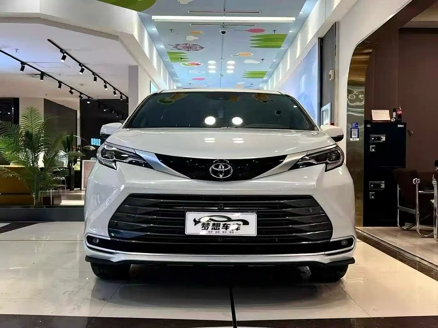 Toyota Sienna 2024 2.5L Hybrid 4WD Premium Edition фото 2
