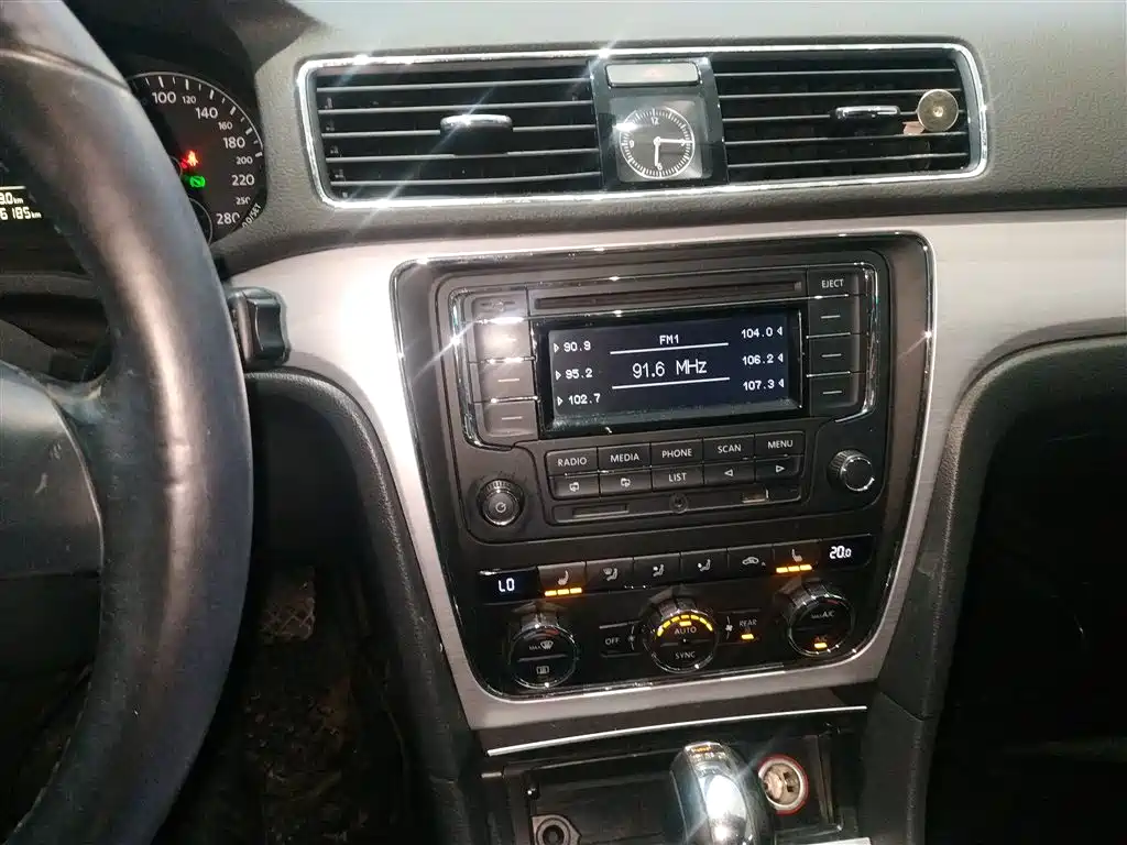 Volkswagen Passat 2014 1.8TSI DSG Luxury Edition фото 13