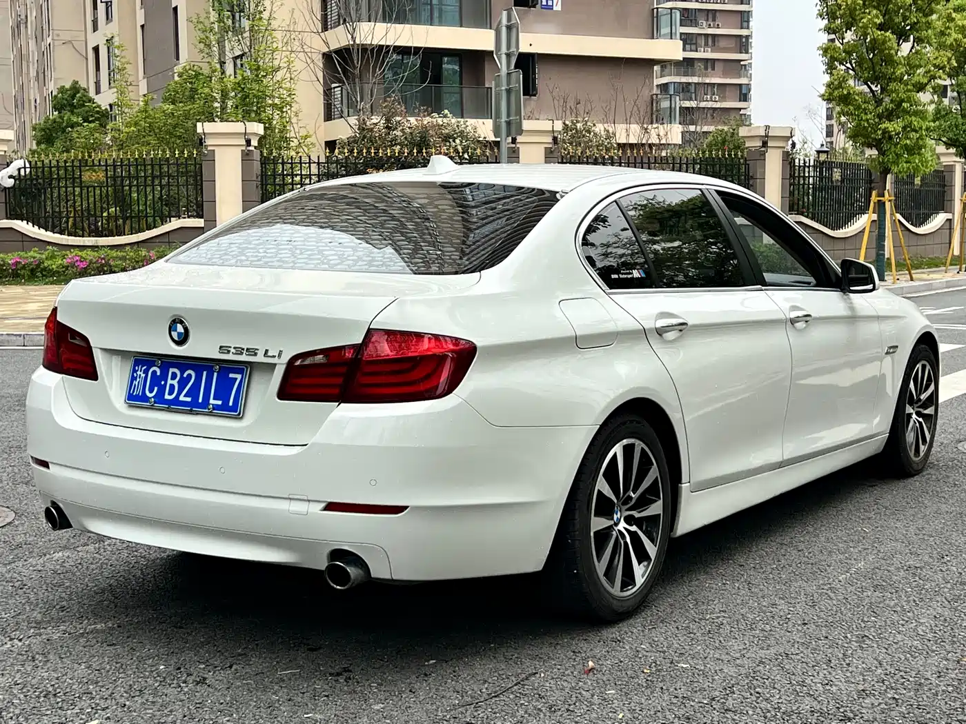BMW 5 Series 2011 535Li Leading фото 5