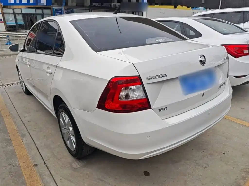 Škoda Rapid 2016 1.6L Automatic Pioneer Edition фото 5