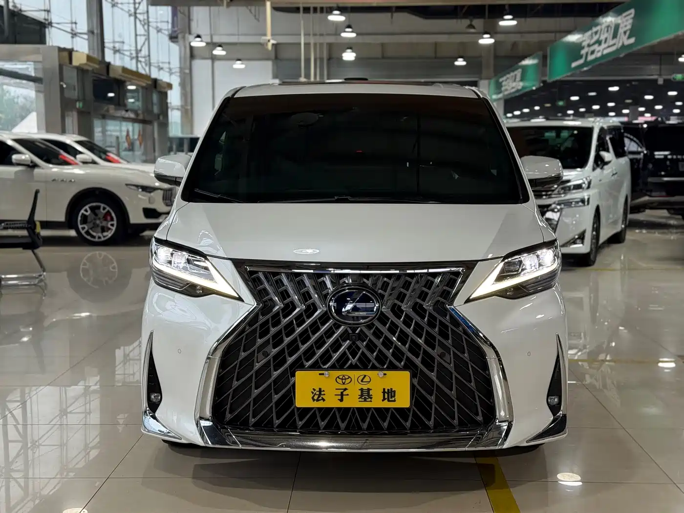 Lexus LM 2020 300h Seven-Seater Elegance Edition фото 2