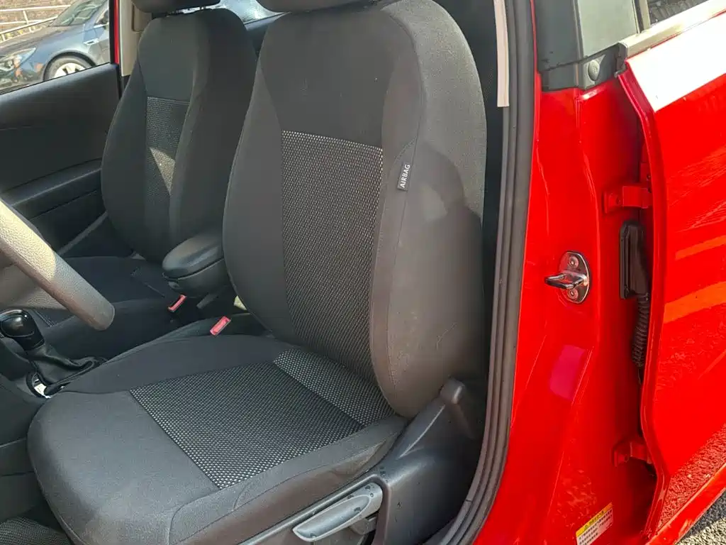Volkswagen Polo 2013 1.6L Automatic Luxury Edition фото 12
