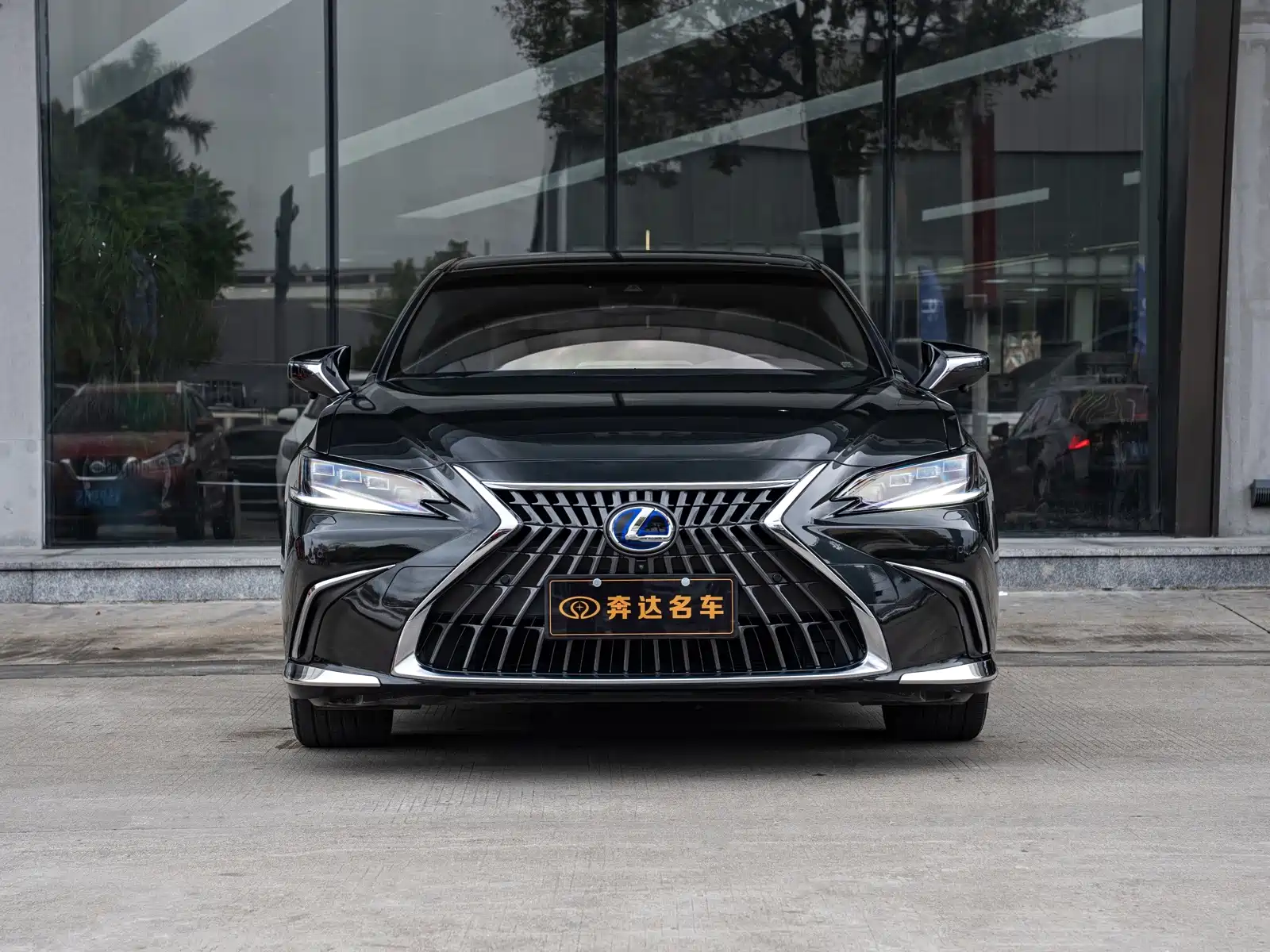 Photo 2 - Lexus ES