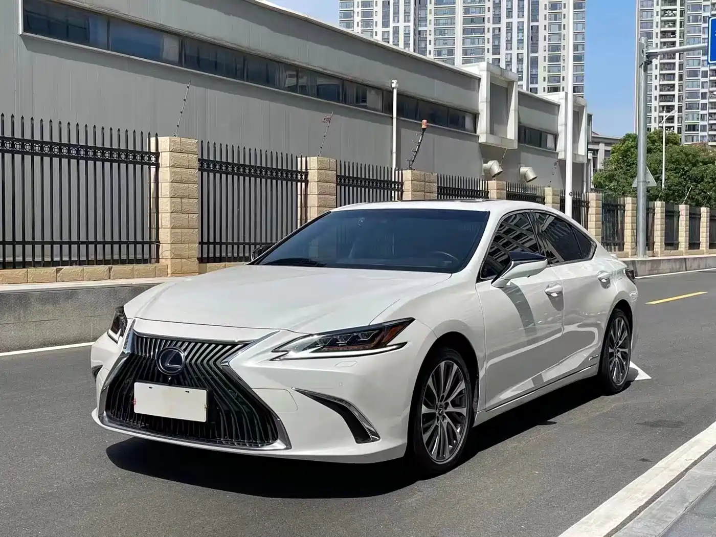 Фото 1 - Lexus ES