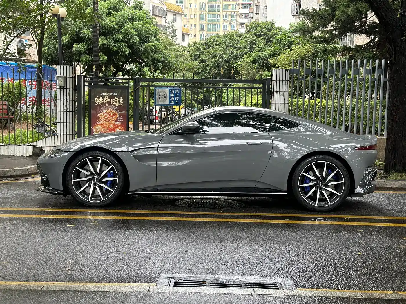 Aston Martin V8 Vantage 2018 4.0T V8 Coupe фото 4
