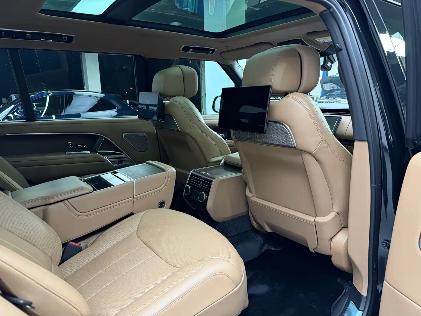 Land Rover Range Rover 2023 3.0 L6 400PS Exemplary Long Wheelbase фото 19