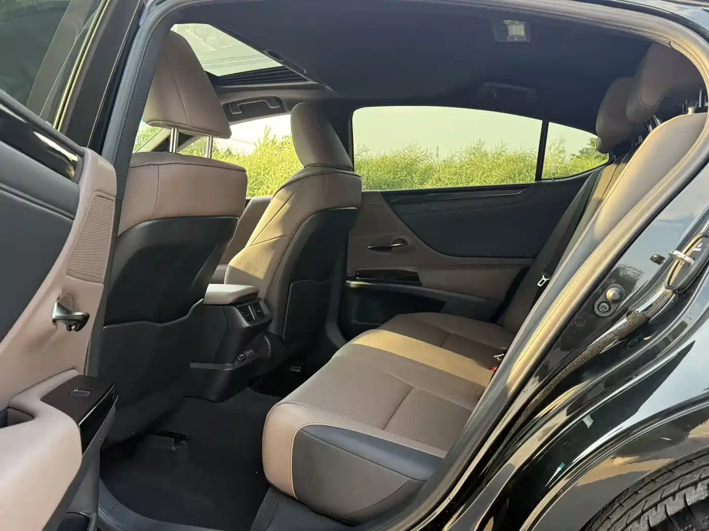Lexus ES 2023 200 Excellence Edition фото 6