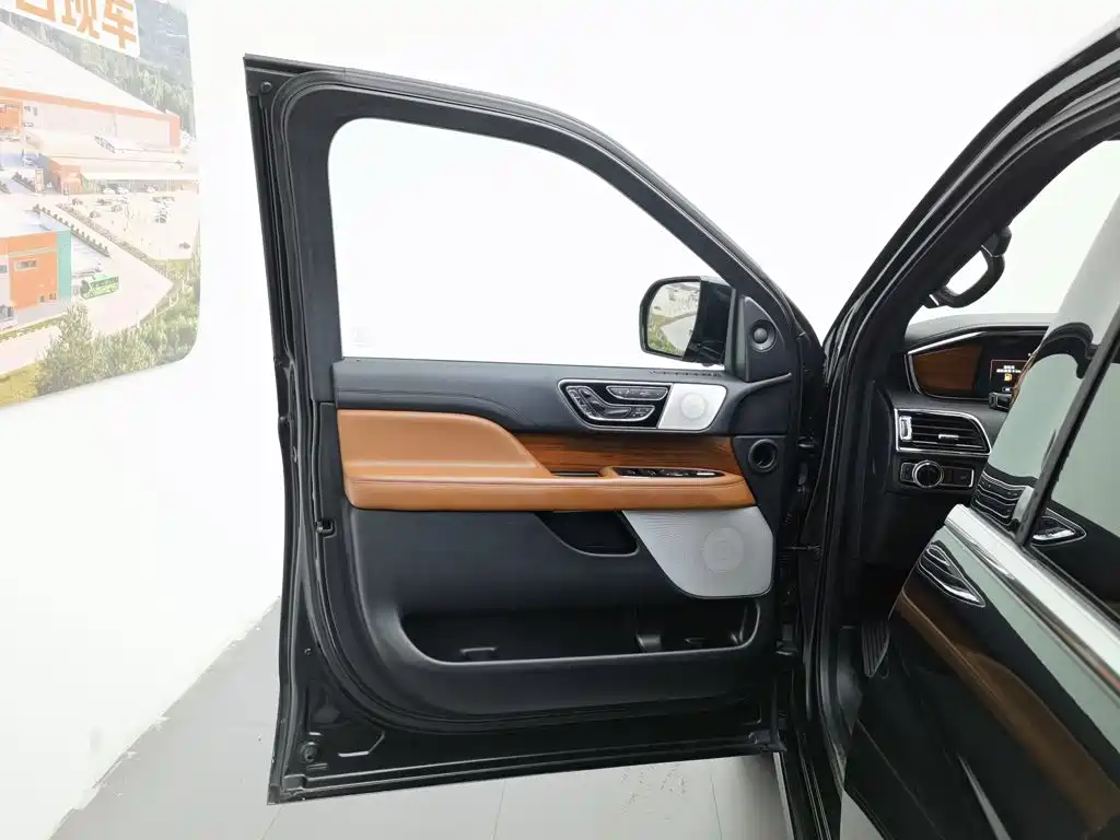 Фото 8 - Lincoln Navigator