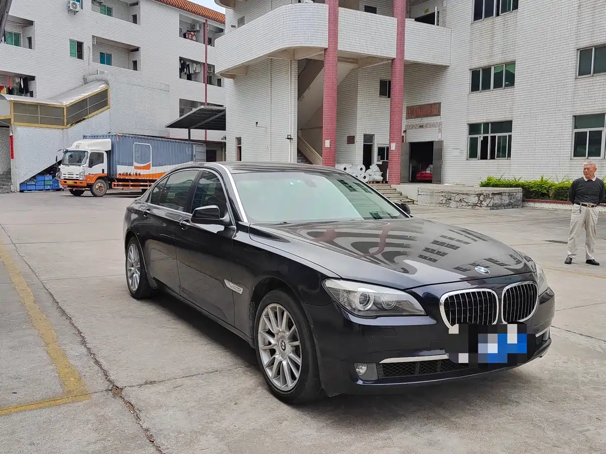 BMW 7 Series 2009 740Li Luxury фото 2