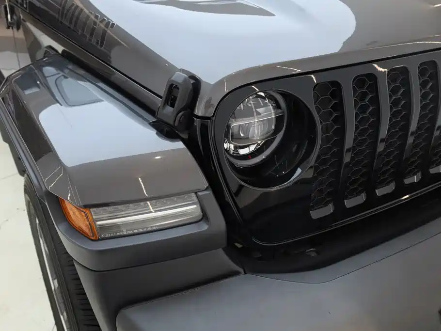 Photo 10 - Jeep Gladiator