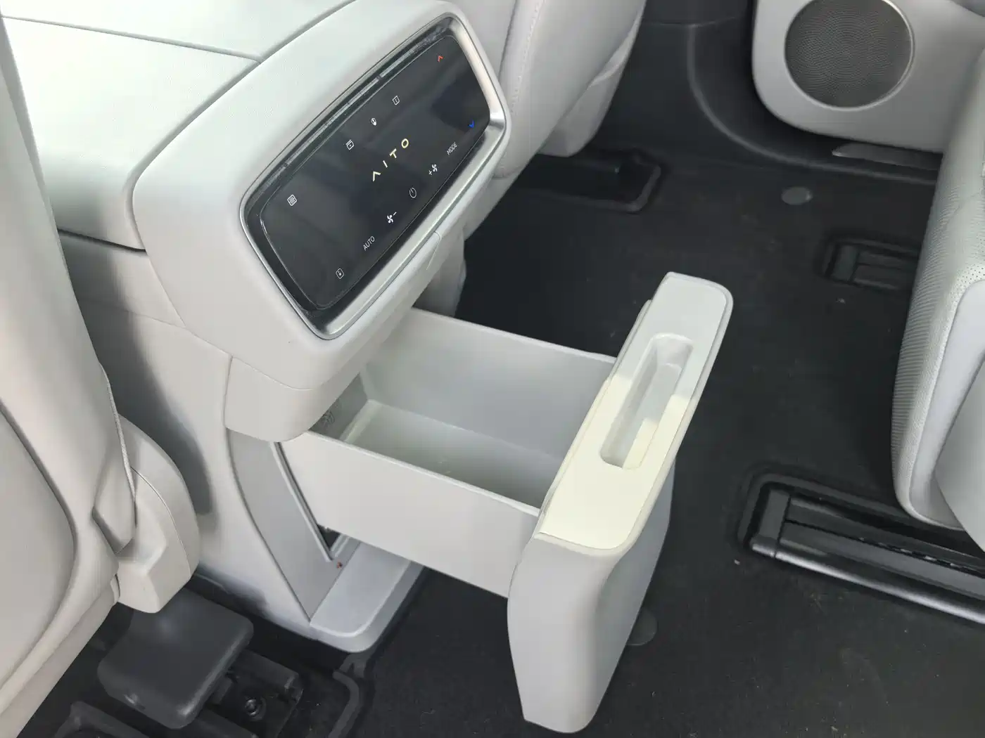 AITO Wenjie AITO M9 2024 Range Extender Ultra 52kWh 6-seater фото 10