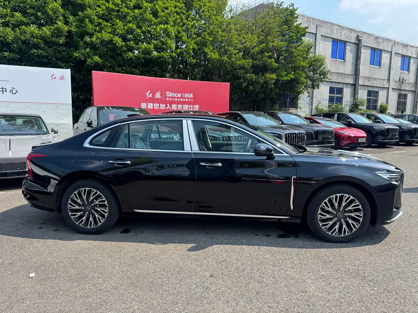 Hongqi H5 2025 2.0T Automatic Flag Celebration 500,000 Units Anniversary Edition фото 3
