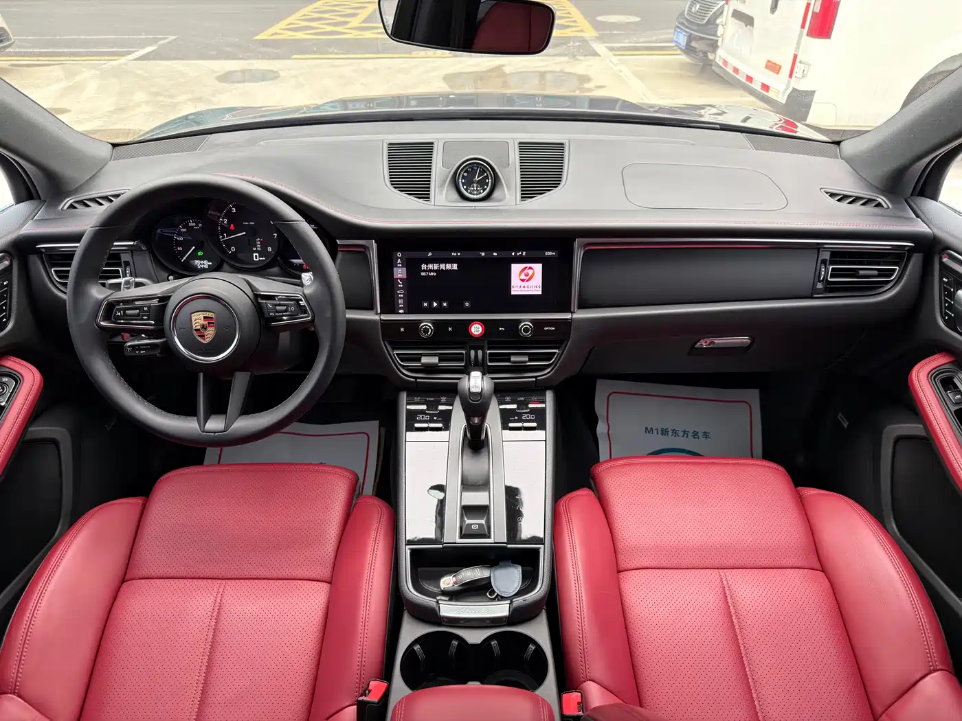 PORSCHE MACAN
