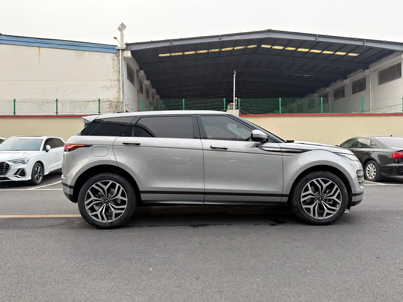 Land Rover Range Rover Evoque 2023 Range Rover Evoque L 249PS Luxury Edition фото 12