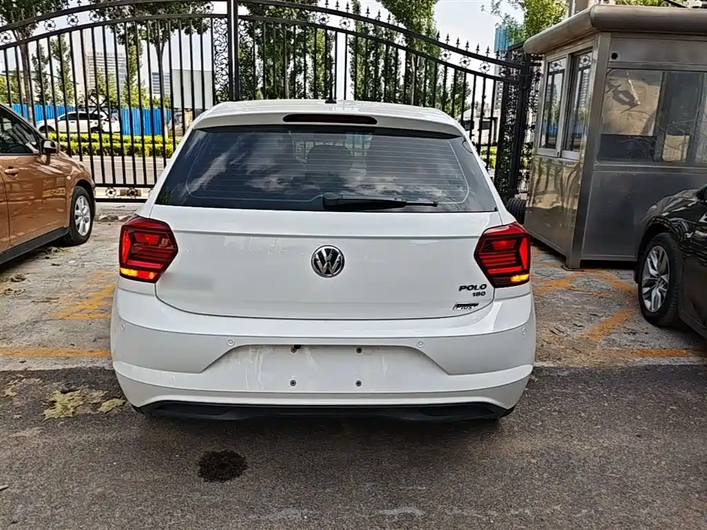 VOLKSWAGEN POLO
