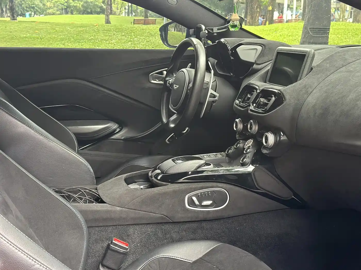 Aston Martin V8 Vantage 2018 4.0T V8 Coupe фото 6